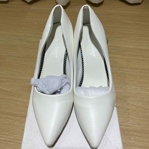 White color pumps 3”